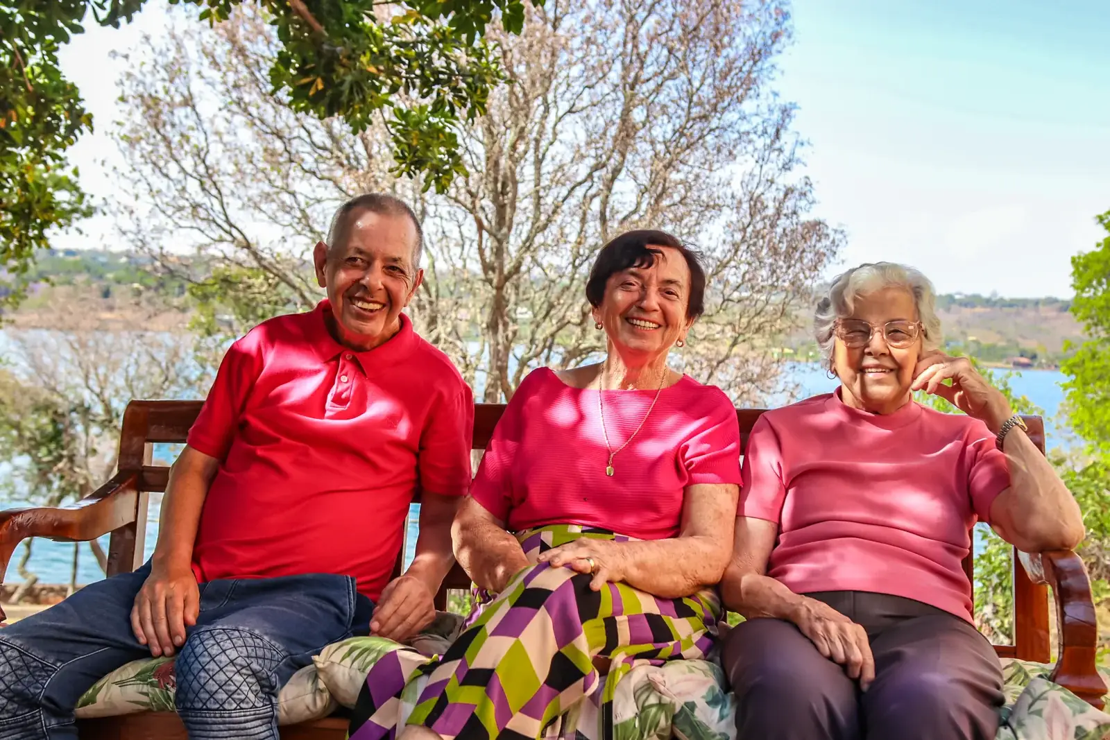 Idosos felizes no jardim do Grupo Altevita em Brasília