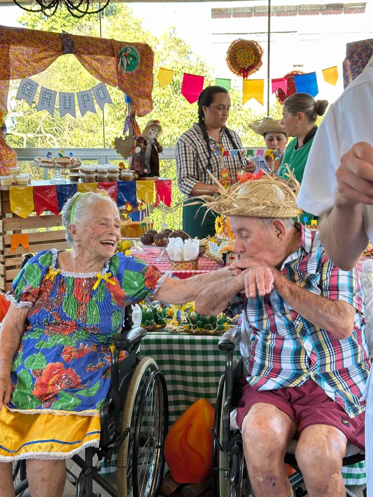 Festa Junina para Idosos: Um Arraiá de Cuidado no Grupo Altevita
